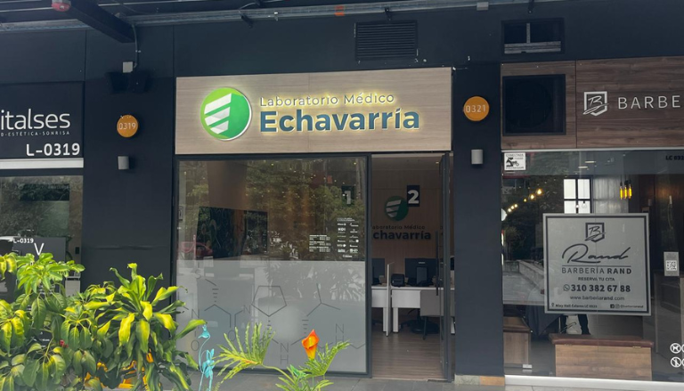 Fachada de la Sede Mixy en Los Colores Mall ubicada en Medellin, foto de un laboratorio medico Echavarría